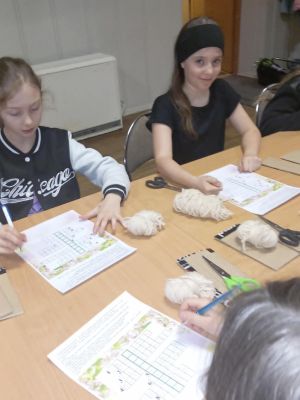 Rozwiazywanie krzyżówek przez dzieci Rozwiazywanie krzyżówek przez dzieci
