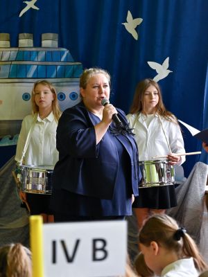Przedstawicielka Urzędu Miasta wręczająca Nagrody Burmistrza uczniom. Przedstawicielka Urzędu Miasta wręczająca Nagrody Burmistrza uczniom.