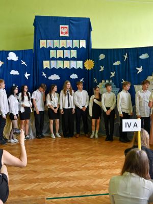Wychowawczyni klasy 8a wręcza świadectwa ukończenia szkoły swoim wychowankom. Wychowawczyni klasy 8a wręcza świadectwa ukończenia szkoły swoim wychowankom.