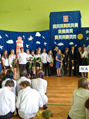 Wychowawczyni klasy 8b wręcza świadectwa ukończenia szkoły swoim wychowankom. Wychowawczyni klasy 8b wręcza świadectwa ukończenia szkoły swoim wychowankom.