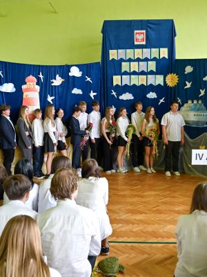 Wychowawczyni klasy 8c wręcza świadectwa ukończenia szkoły swoim wychowankom. Wychowawczyni klasy 8c wręcza świadectwa ukończenia szkoły swoim wychowankom.