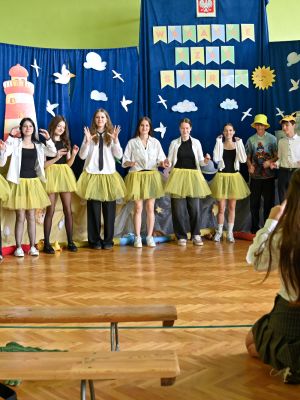 Uczniowie klasy 8a w tanecznym występie Kaczuszki. Uczniowie klasy 8a w tanecznym występie Kaczuszki.