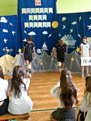 Uczniowie klas 8a, 8b i 8c prezentujący swoje umiejętności sportowe. Uczniowie klas 8a, 8b i 8c prezentujący swoje umiejętności sportowe.