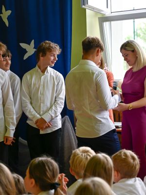 Uczniowie klasy 8a składają podziękowania swojej wychowawczyni. Uczniowie klasy 8a składają podziękowania swojej wychowawczyni.