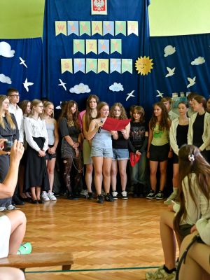 Uczniowie klasy 8b składają podziękowania swojej wychowawczyni. Uczniowie klasy 8b składają podziękowania swojej wychowawczyni.