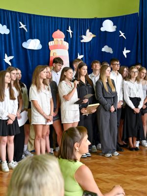 Uczniowie klasy 8c składają podziękowania swojej wychowawczyni. Uczniowie klasy 8c składają podziękowania swojej wychowawczyni.