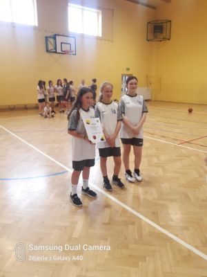 Uczennice po wręczeniu medali i dyplomów. Uczennice po wręczeniu medali i dyplomów.