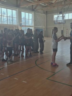 Odbieranie pucharu za III miejsce w powiatowych zawodach z piłki koszykowej przez kapitana naszej szkoły.