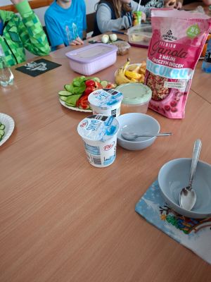 Uczniowie przygotowują i spożywają zdrowe śniadanie.