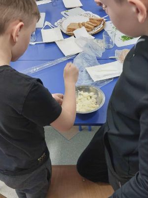 Uczniowie przygotowują i spożywają zdrowe śniadanie.