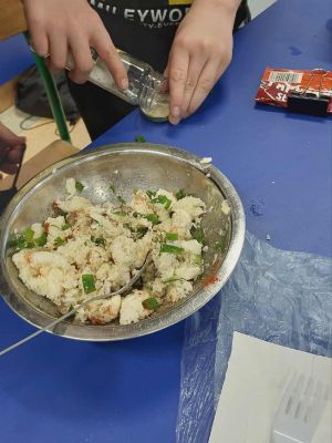 Uczniowie przygotowują i spożywają zdrowe śniadanie.