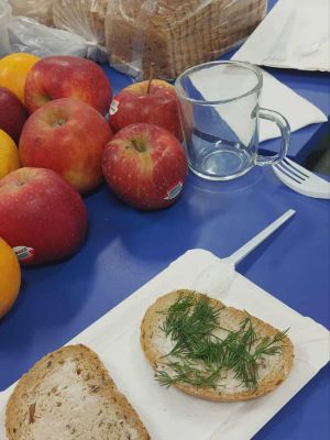 Uczniowie przygotowują i spożywają zdrowe śniadanie.