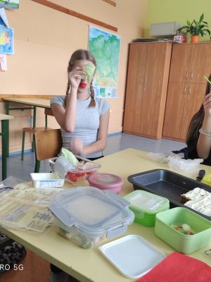 Uczniowie przygotowują i spożywają zdrowe śniadanie.