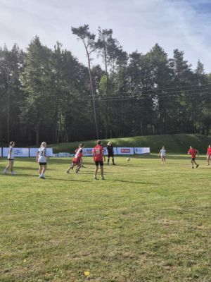 Na zdjęciu uchwycono emocjonujący moment z turnieju &bdquo;Z Orlikiem na stadion&rdquo;, rozgrywanego pomiędzy dziewczęcymi drużynami ze Szkoły Podstawowej w Koźlu oraz Szkoły Podstawowej nr 2 w Strykowie.