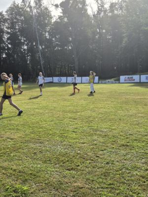 Mecz dziewcząt ze Strykowa i Bratoszewic. 