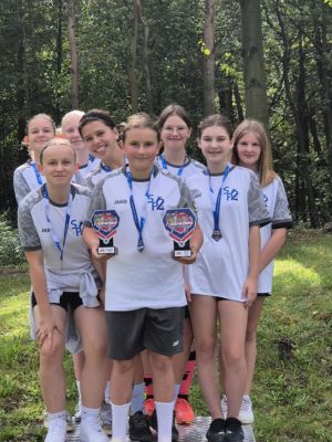 Zawodniczki naszej szkoły stoją na podium. 